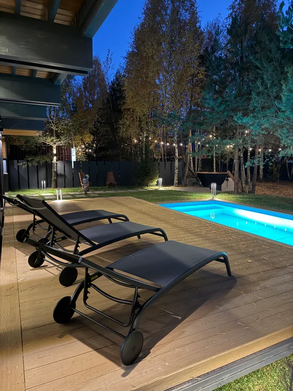 Премиальный загородный дом с теплым бассейном, на берегу