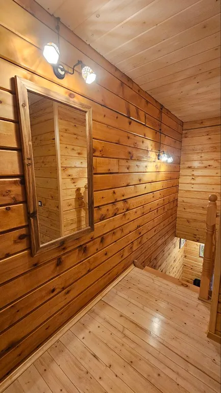 Новый кедровый дом в горах на берегу реки в тихом красивом месте