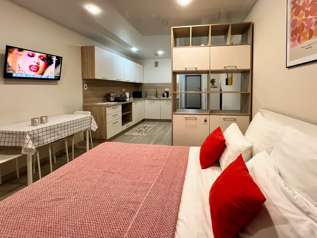 Интересная студия для троих