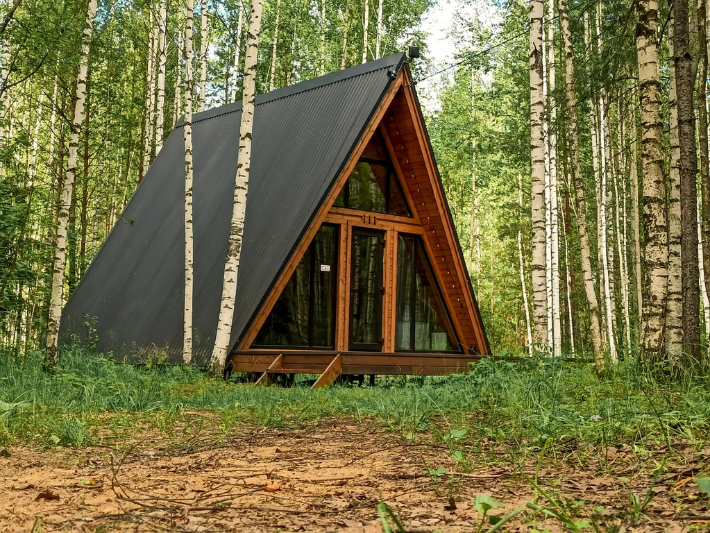 Домик в лесу вблизи от города в стиле A-frame