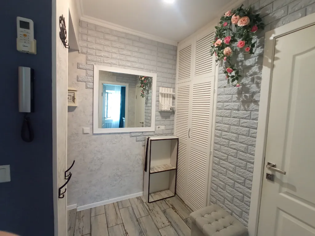 Уютная светлая комната рядом с морем