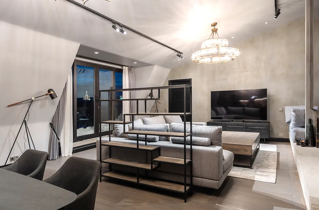 Потрясающая Mанcаpдa c тpемя бaлконaми и видом нa Фoнтанку