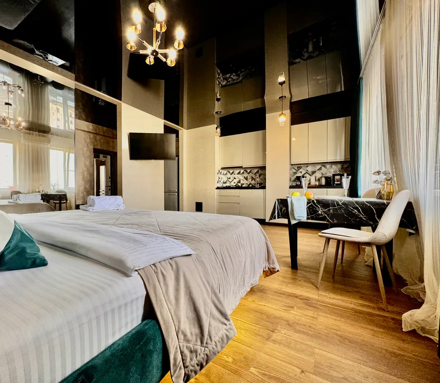 Студия с огромной парящей кроватью