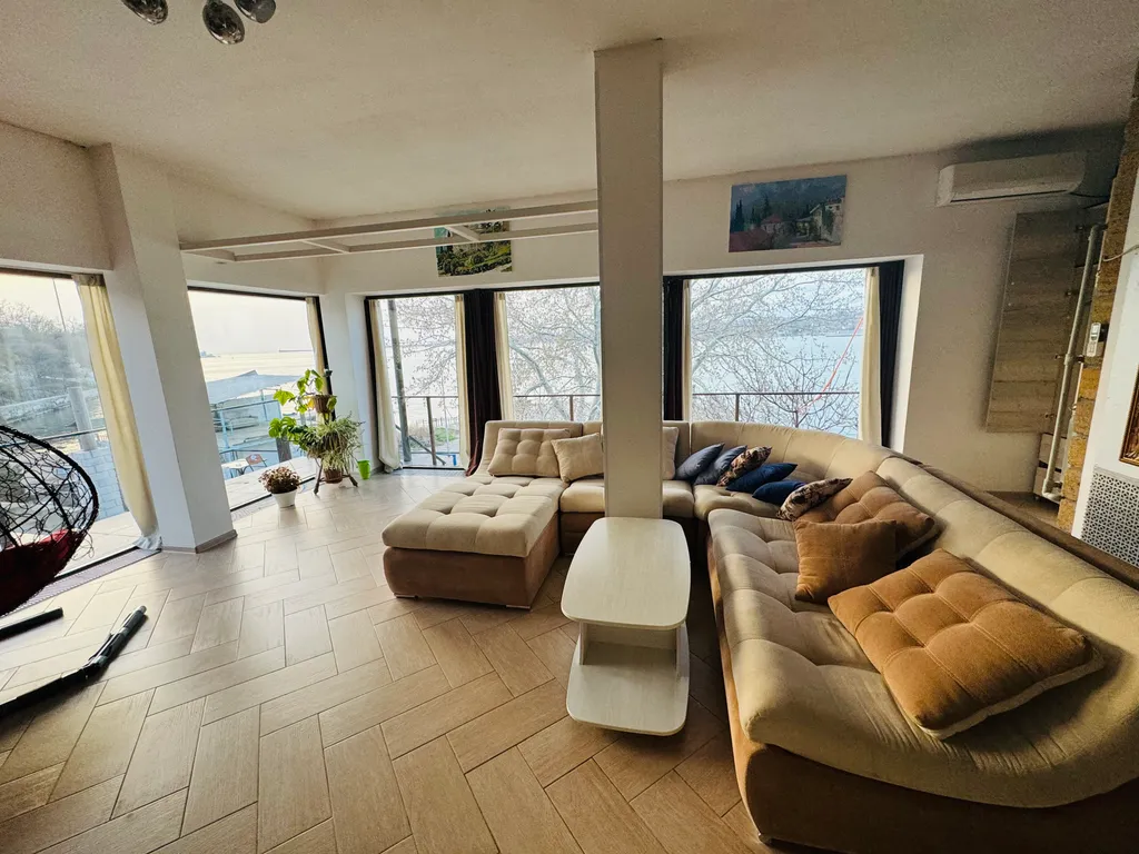 Большая студия с видом на море с панорамными окнами