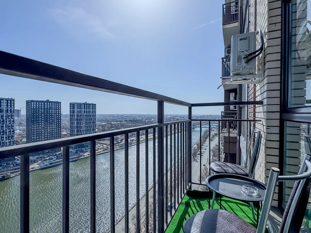 Квартира с евроремонтом, вид на город и реку