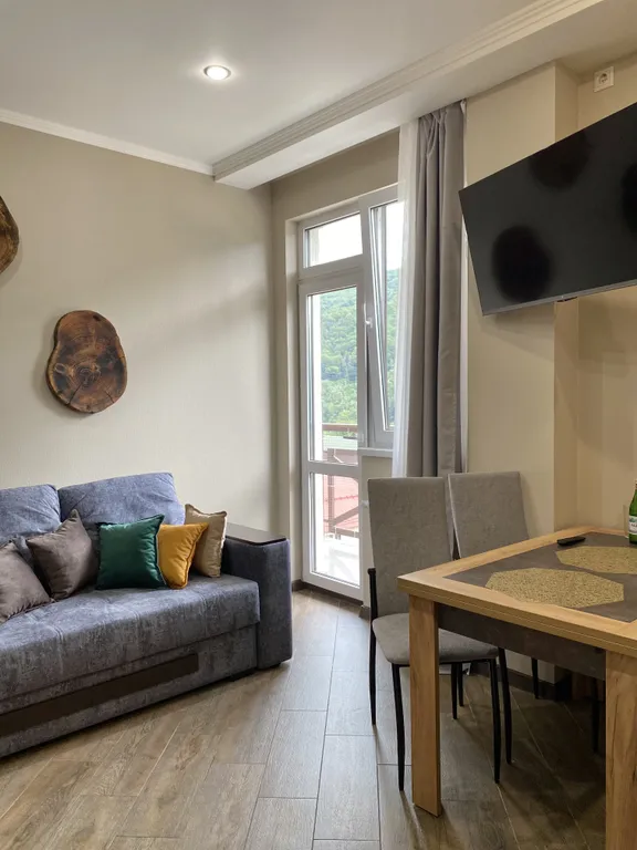 Евродвухкомнатный апартамент с балконом и видом на пик Аибга