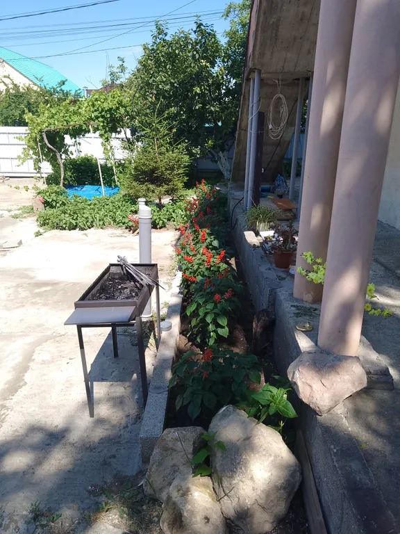 Уютный дом в пригороде с видом на море