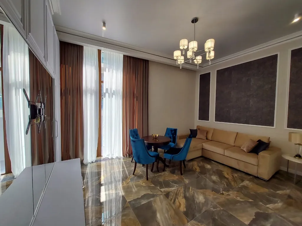 Апартамент в престижном доме на первой береговой линии