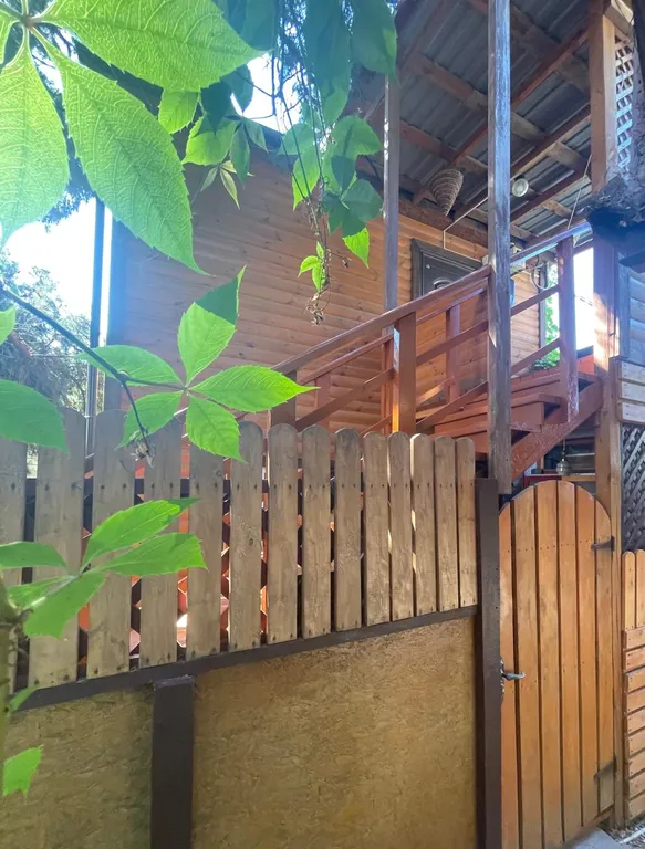 Двухэтажный коттедж с можжевеловым садом