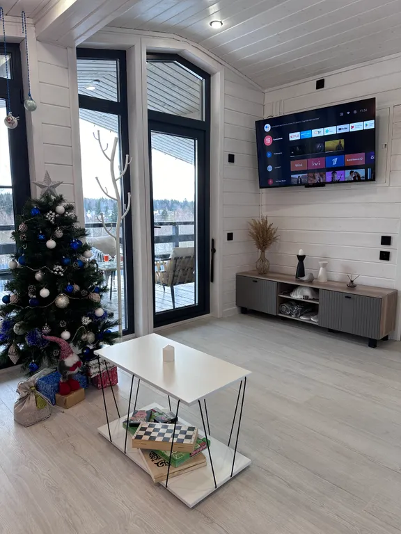 Дом на холме у леса