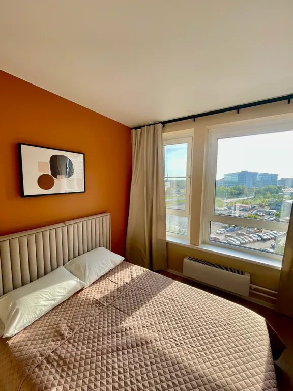 Хороший вид, парк и метро в шаговой доступности.