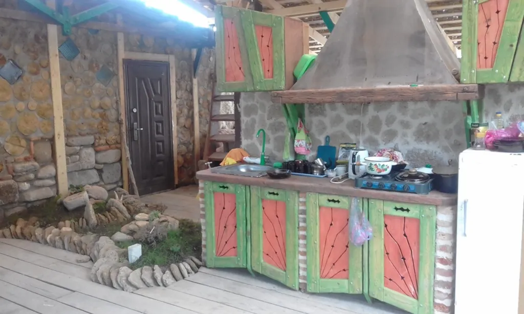 Номер на троих у самого моря.