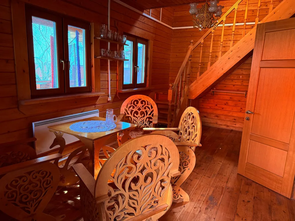 Уютный дом у березок