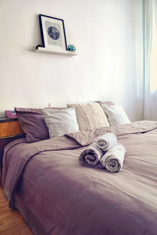 Комната в необычной квартире с видом на ручей и деревья (см. описание)