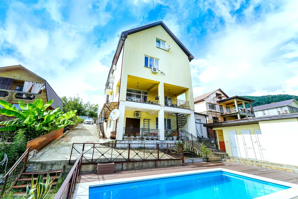 Дом с бассейном