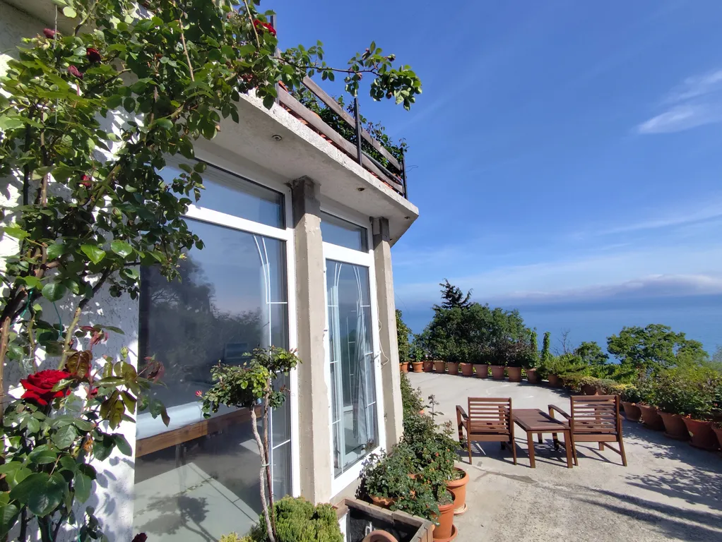 Уютный двухкомнатный домик в райском саду с видом на море