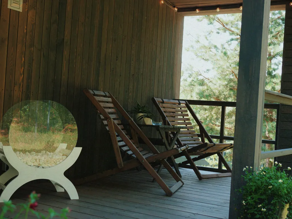 Современный уютный дом с видом на лес