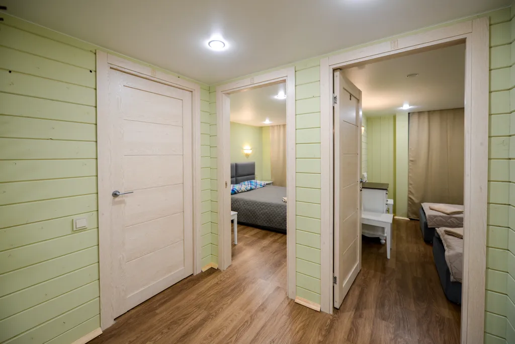 Большой коттедж на берегу из двух частей