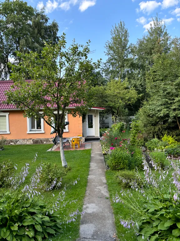 Уютный дом с садом