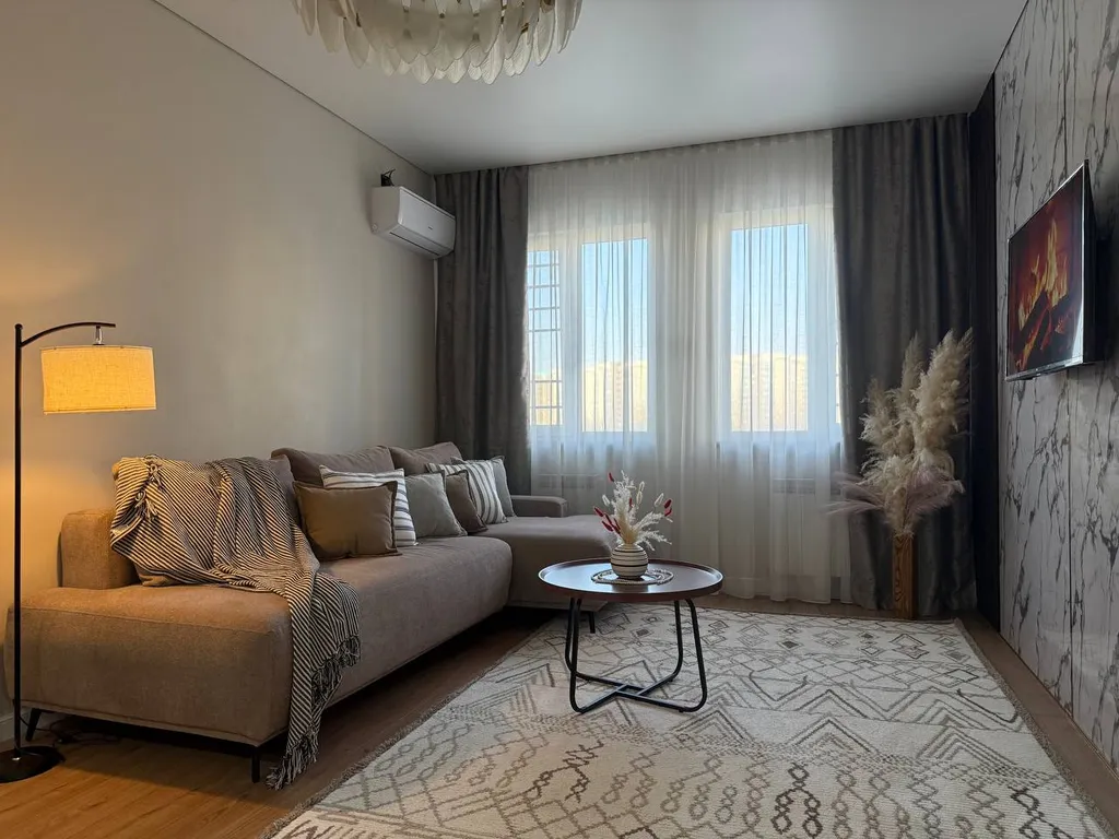 Стильная двухкомнатная в районе ТРЦ Мега на Розыбакиева