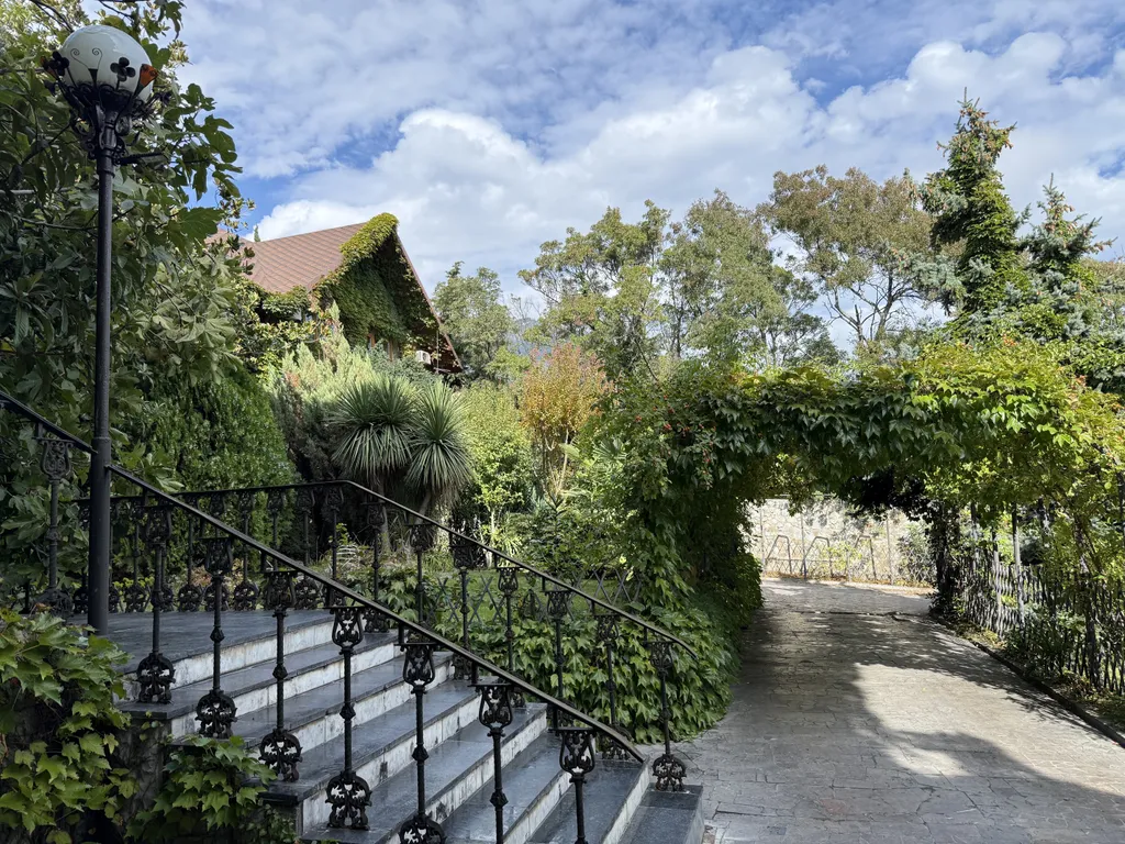 Дом с теплым бассейном у моря в Ялте