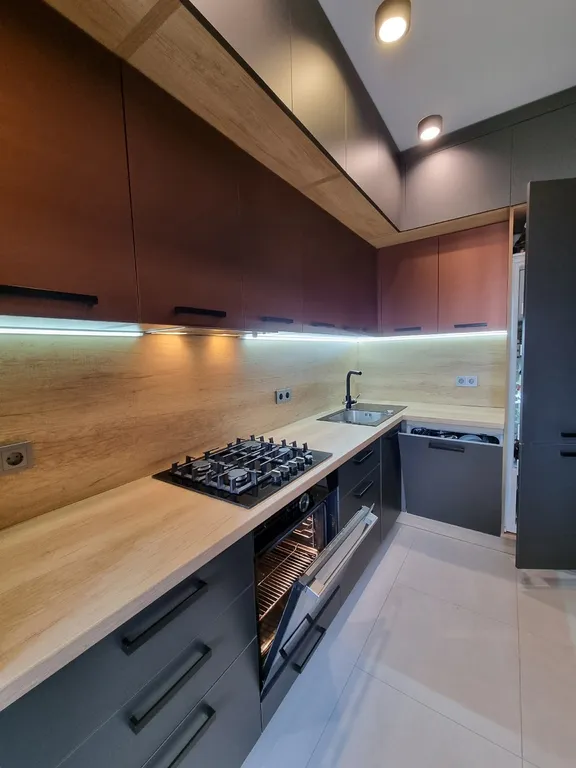 Уютный уголок около лесного озера