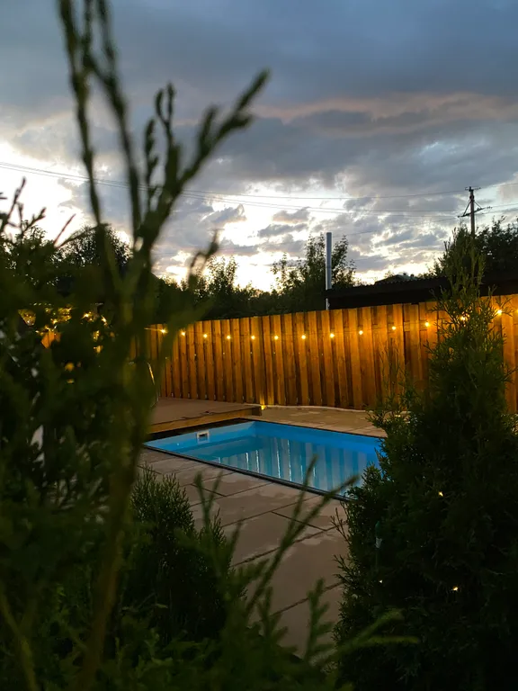 Дом на озере с бассейном