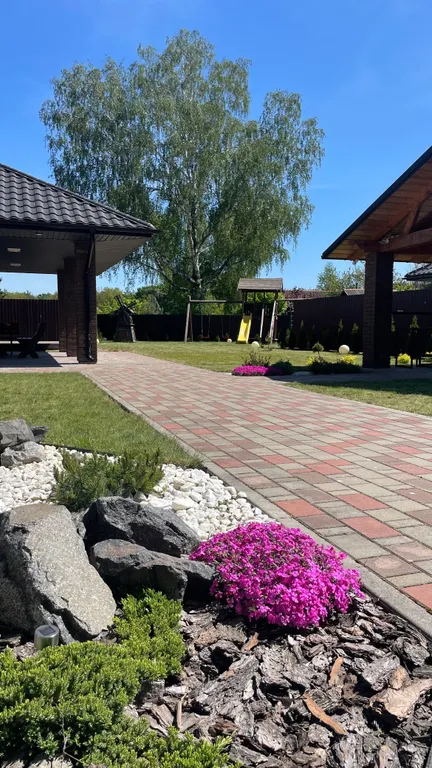 Коттедж для отдыха вблизи леса, с отдельной территорией и баней