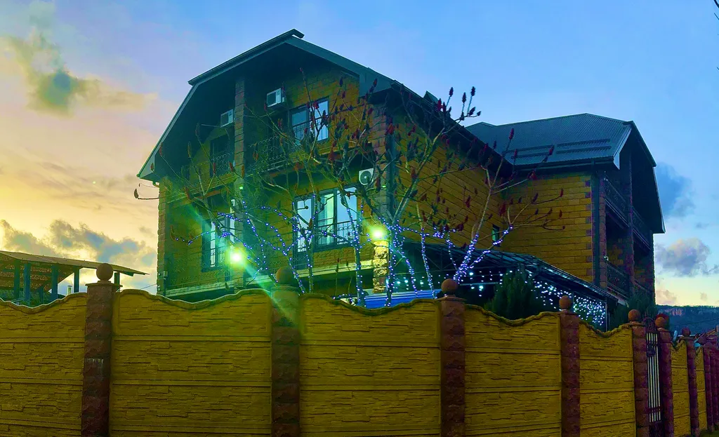 Трехместный номер с балконом, с видом на горы