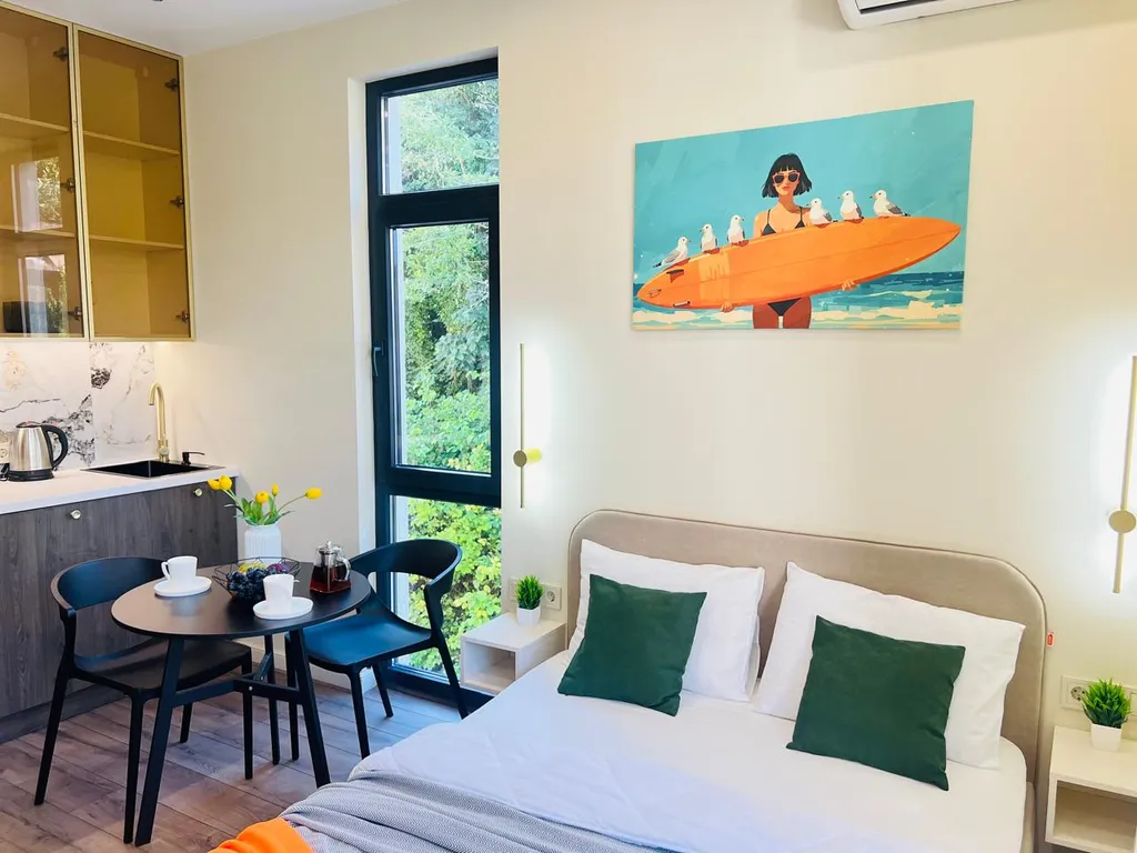 Апартаменты с балконом и бассейном на территории