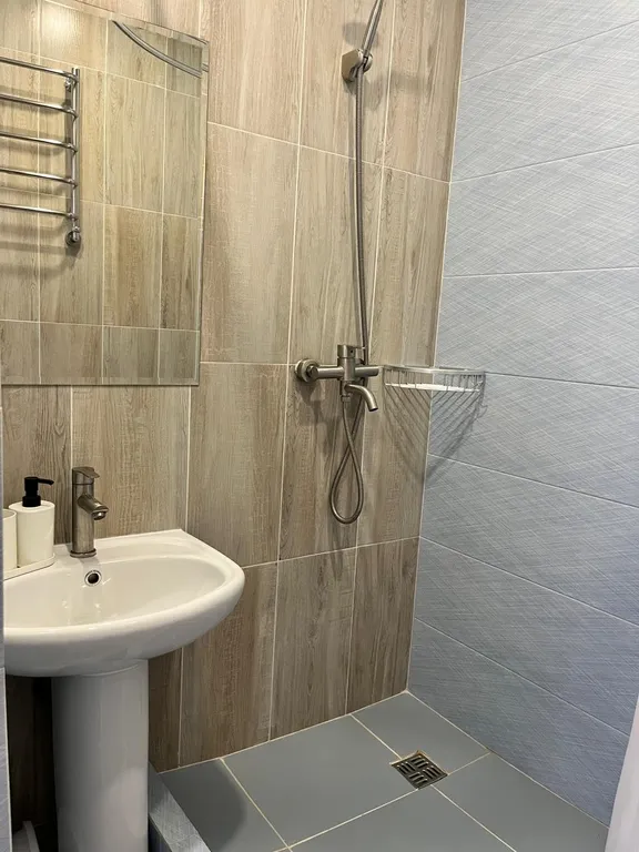 Студия с видом на горы и балконом