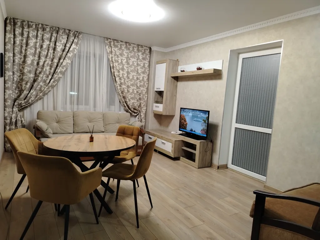 Евротрешка у ЖД вокзал и зоопарка