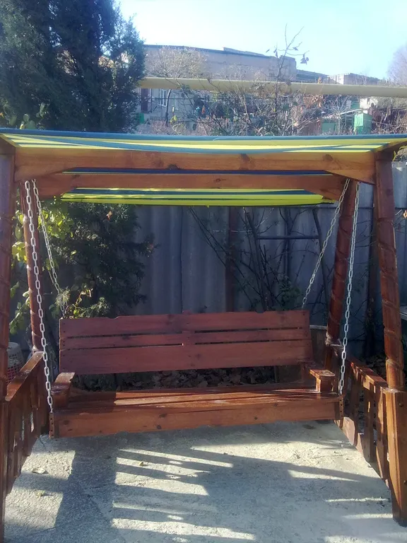 Отдельная часть дома с беседкой в саду