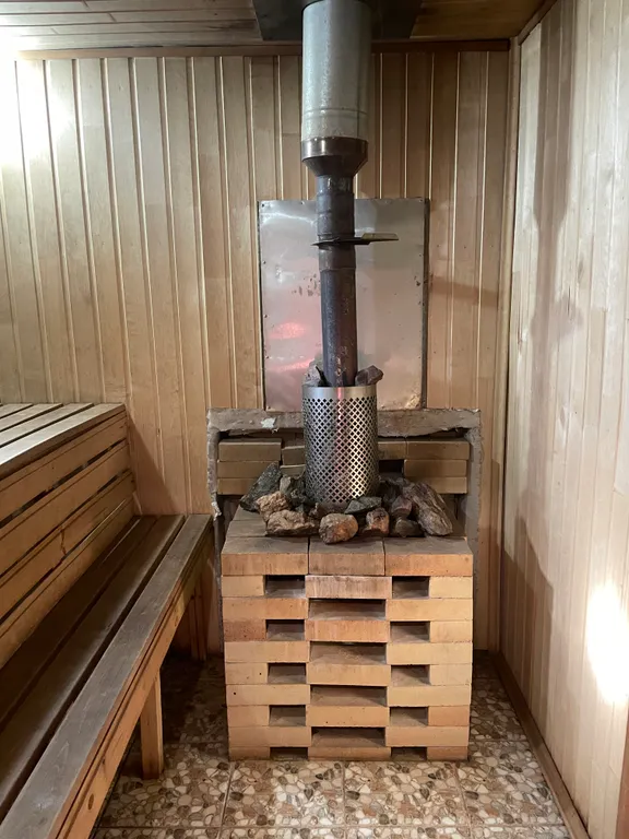 Уютный, деревянный дом с баней в окружении соснового леса