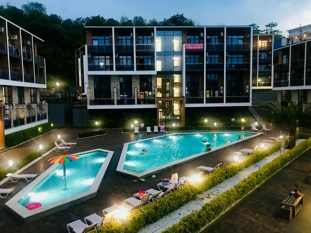 Двухуровневая студия с балконом и видом на бассейн