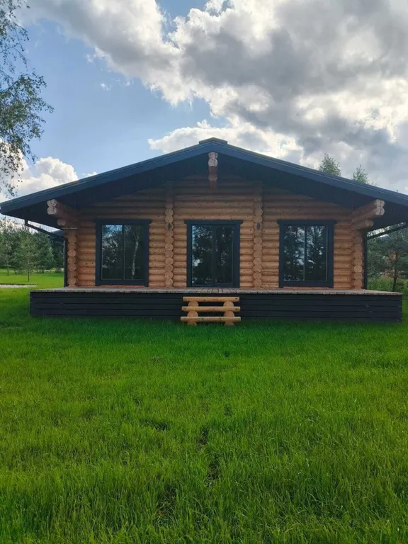 Уютный дом на берегу большого озера