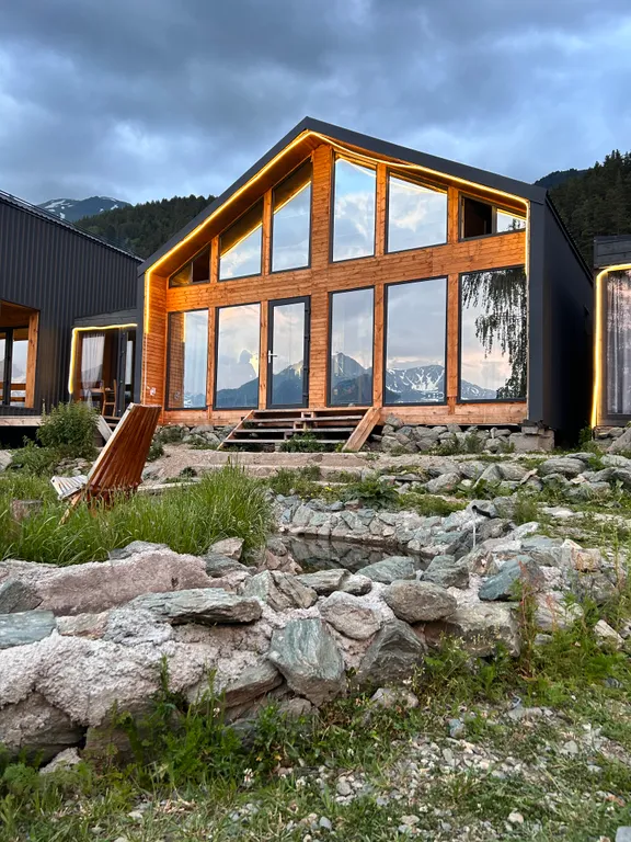 Коттедж с панорамными окнами и видом на горы