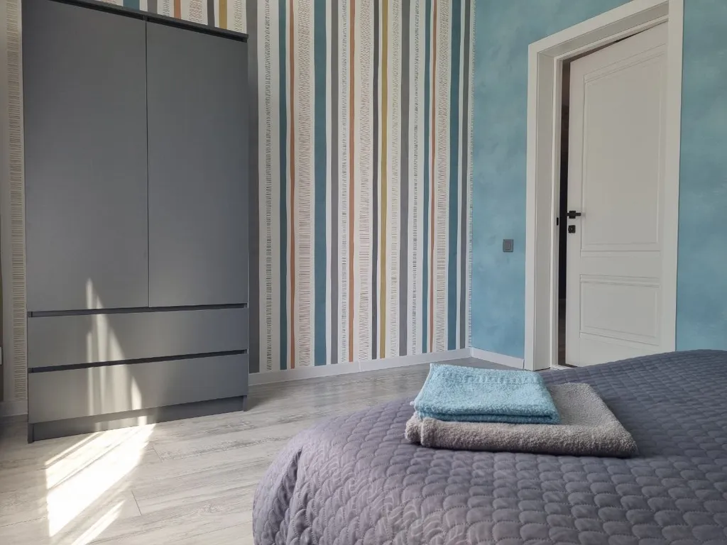 Зелёный дом на берегу Катуни с видом на реку и горы