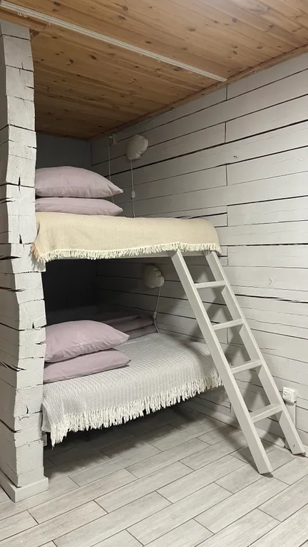 Дом, баня, чан и бассейном во дворе