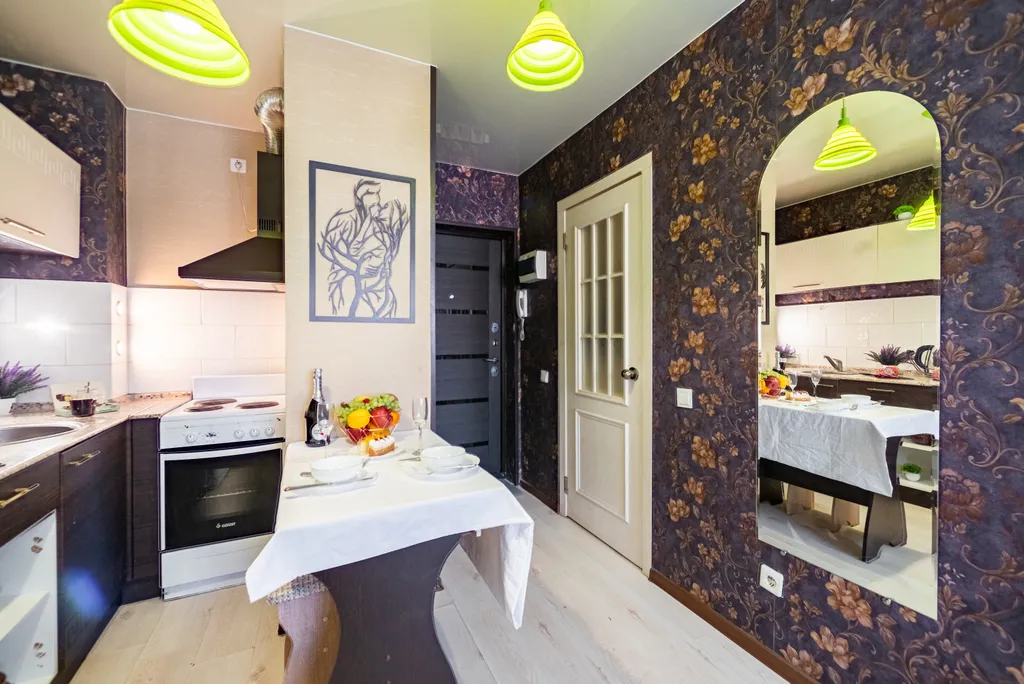 Светлая студия с видом на тихий зелёный двор