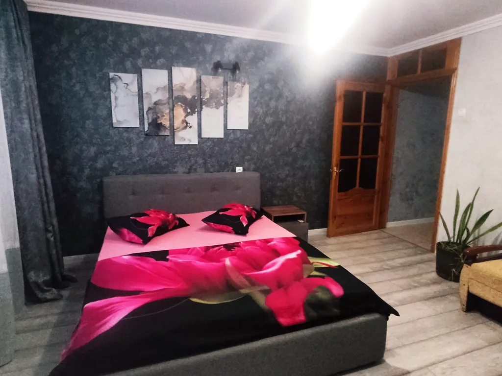 Коттедж с гаражом и двориком