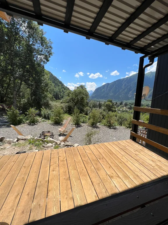 Домик в лесу с видом на горы