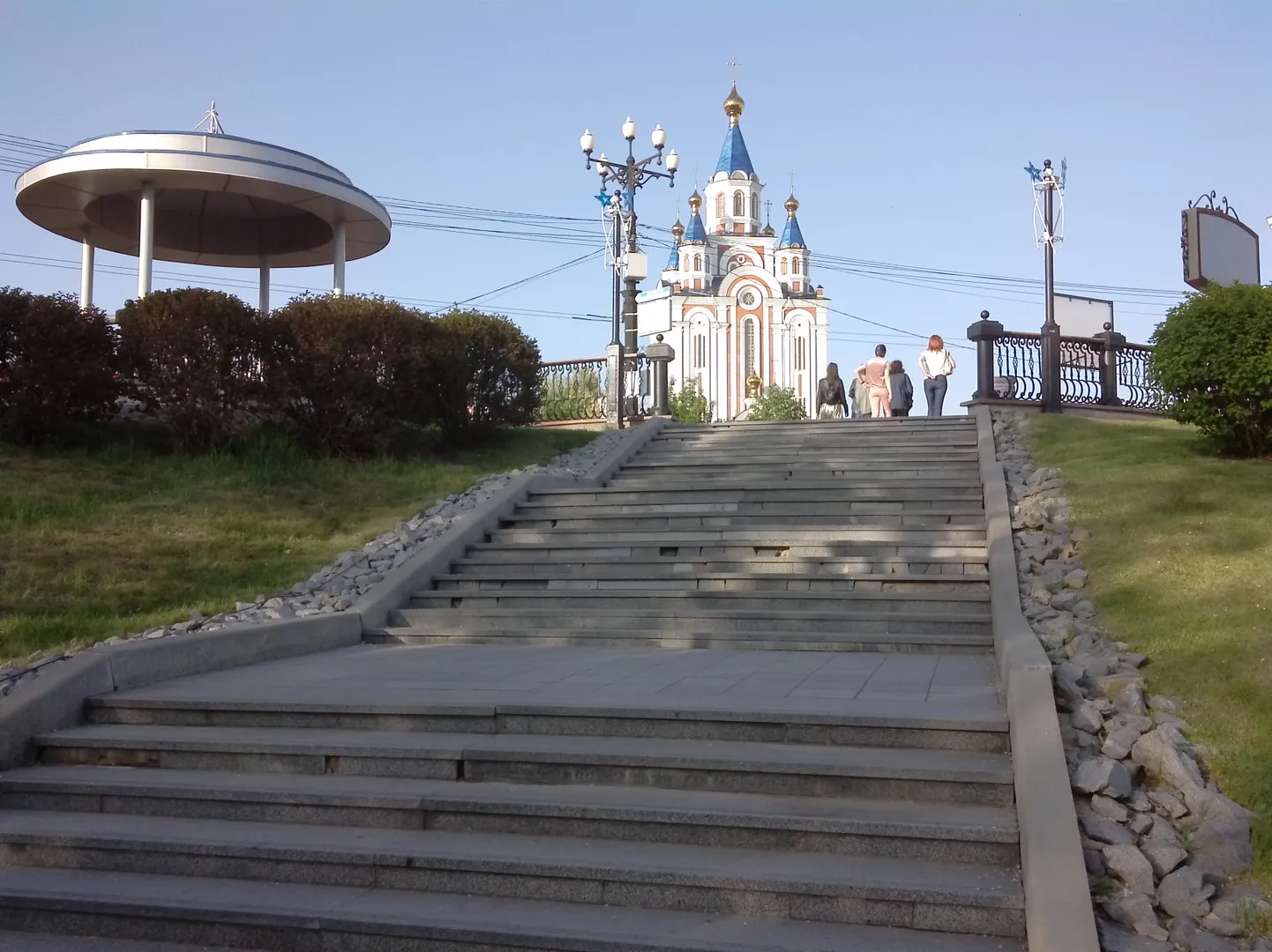 Собор на берегу Амура на Комсомольской площади.