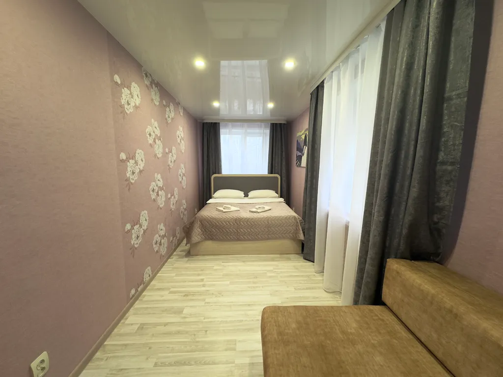 Двухкомнатная студия с красным диваном в центре города