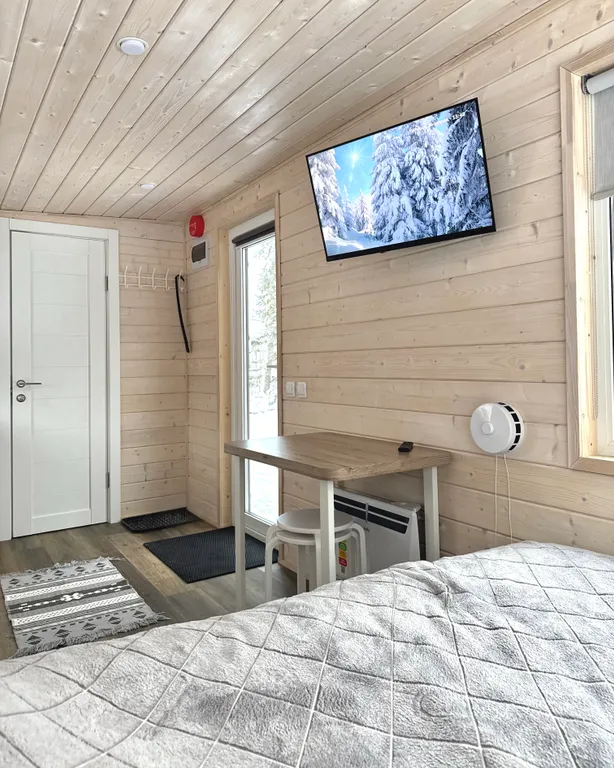 Уютный домик с панорамным окном и видом на лес