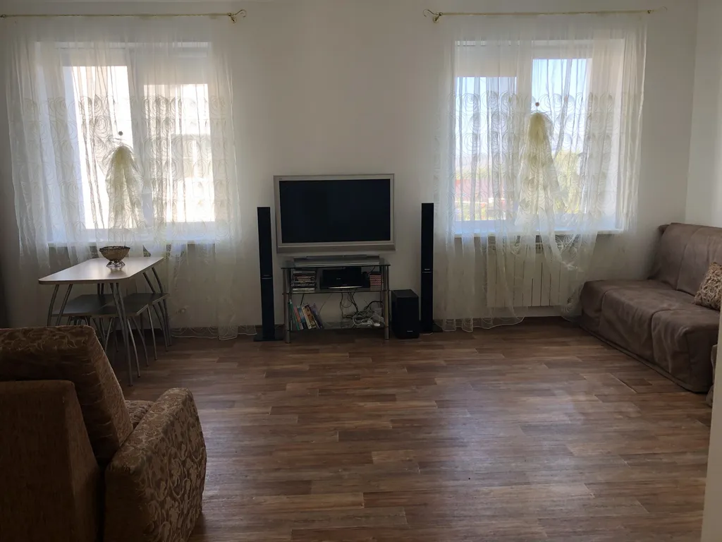 Белая студия с видом на горы