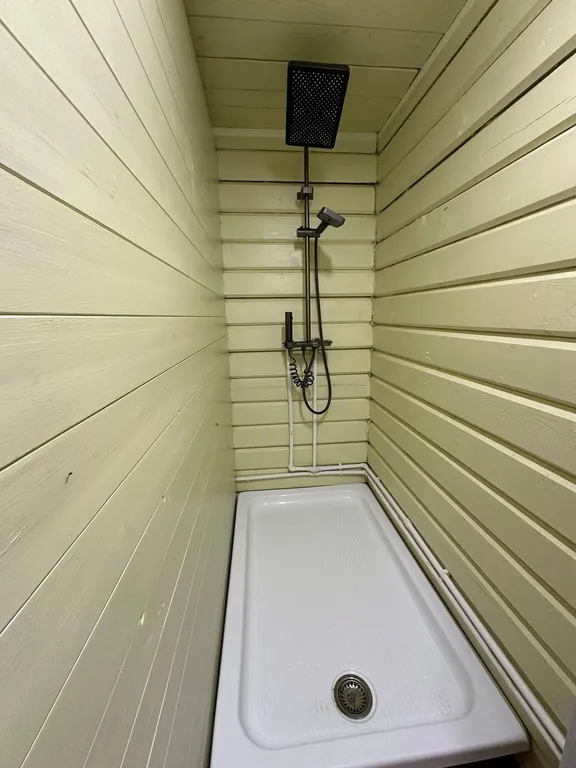 Дом в черте города в лесу