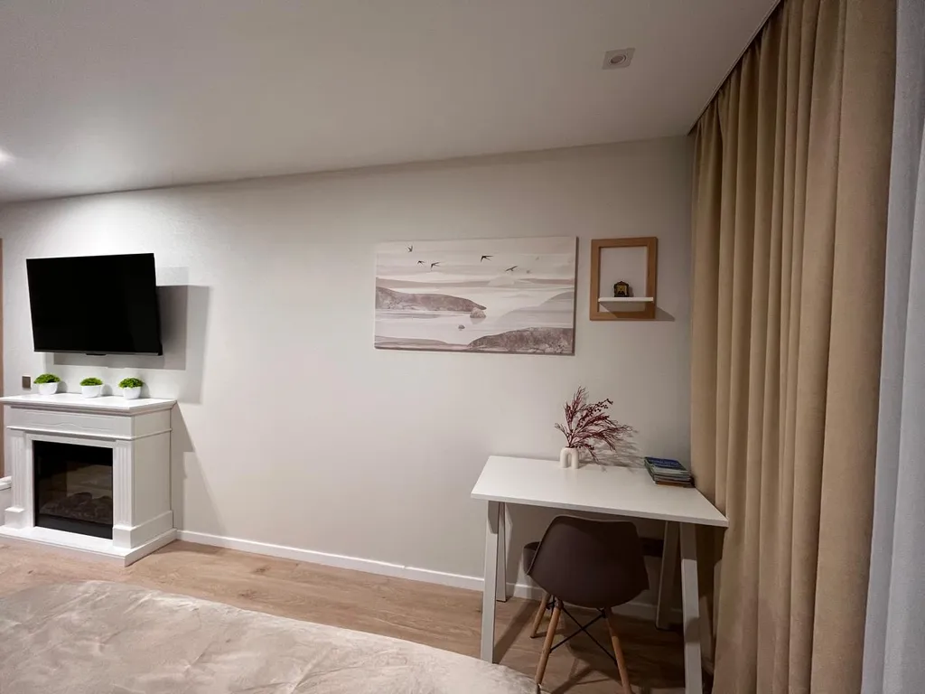 Современная квартира с камином в центре