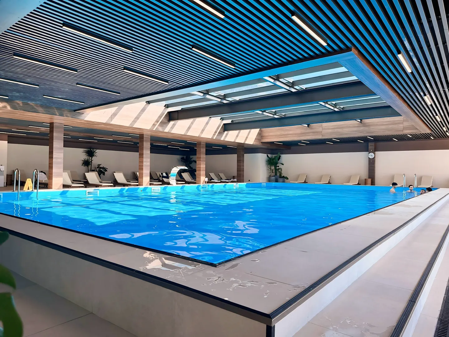 В соседнем корпусе шикарный spa - вход 70 лари, для детей до 6 лет бесплатно.