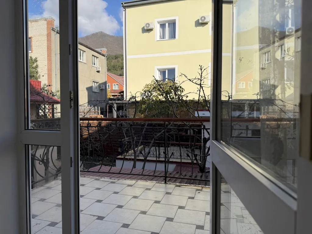 Дом с террасами и видом на море, рядом с центром